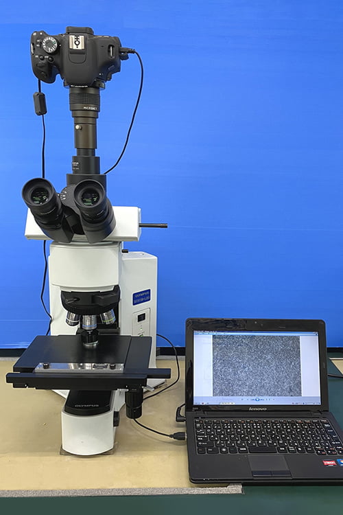 金属顕微鏡の写真